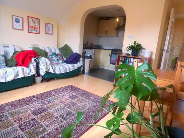 3 Bedroom Flat To Rent In Thornton Avenue, London, SW2