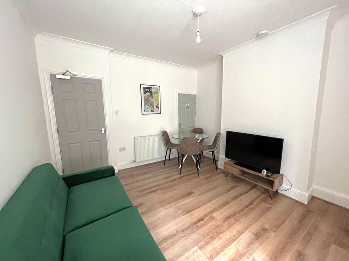 5 Bedroom Terraced House To Rent In Bed Student House // Aug, LN5