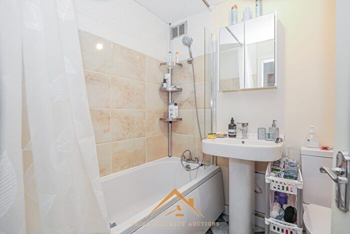 2 Bedroom Flat For Sale In Glenbervie Road, Grangemouth, FK3