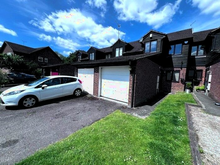 3 Bedroom Property To Rent In Sherwood Close, Kennington, Ashford, TN24