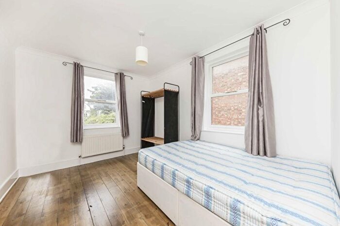 3 Bedroom Flat To Rent In Maldon Road, Acton, W3