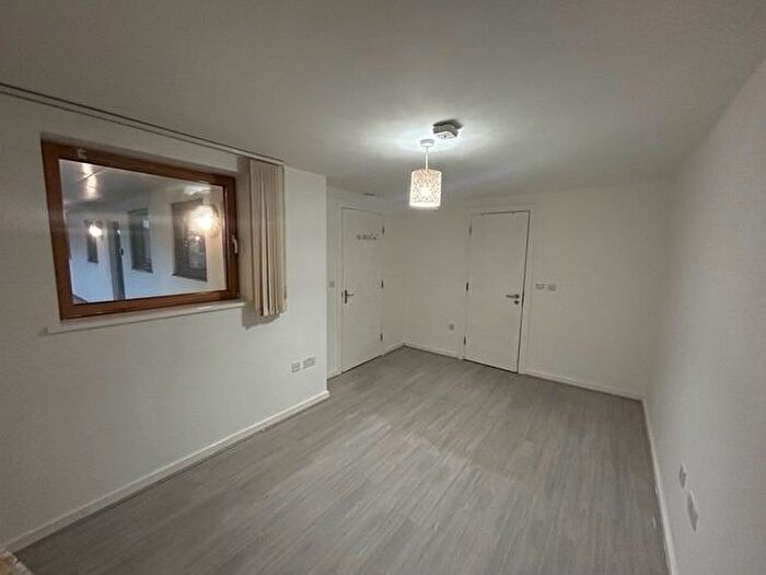 2 Bedroom Flat To Rent In Park Street, Colnbrook, SL3
