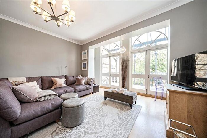 2 Bedroom Flat For Sale In Bolingbroke Grove, Between The Commons, SW11