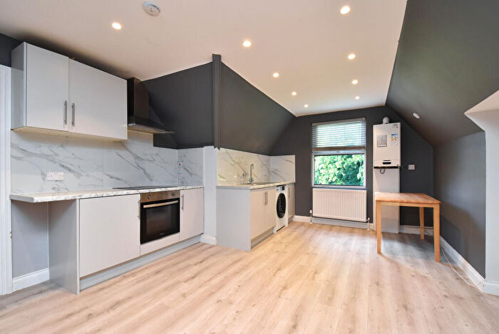 3 Bedroom Flat To Rent In Wickham Road, London, SE4