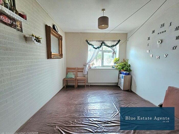 1 Bedroom Flat For Sale In Hanworth Road, Hounslow, TW3