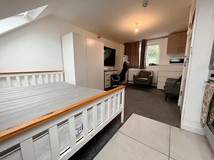 Studio To Rent In North Drive, Hounslow, TW3