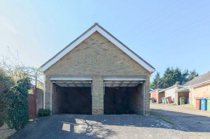 Garage / Parking To Rent In Wakehams Hill, Pinner, HA5