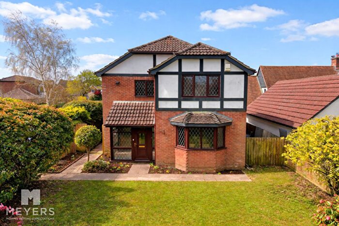 4 Bedroom Detached House For Sale In Kingsway Close, Christchurch, BH23