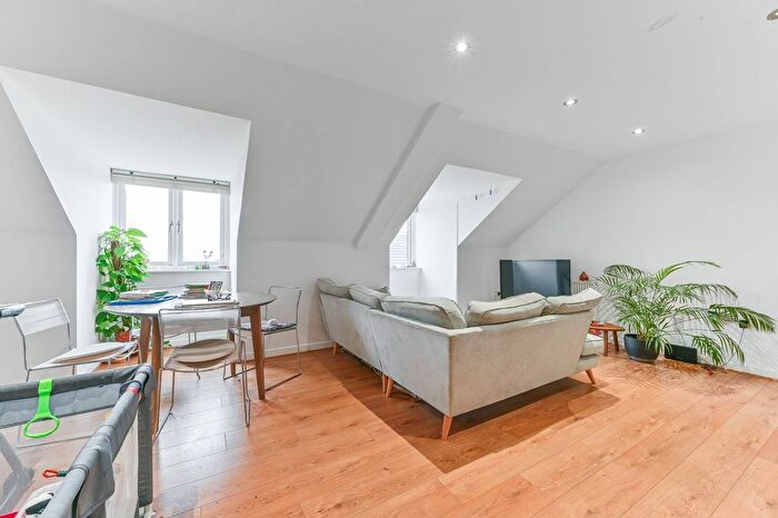 2 Bedroom Flat For Sale In Worcester Close, Crystal Palace, London, SE20