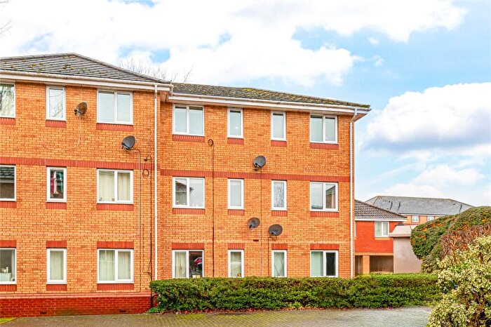 2 Bedroom Apartment For Sale In Redshank Court, Thatcham, Berkshire, RG19