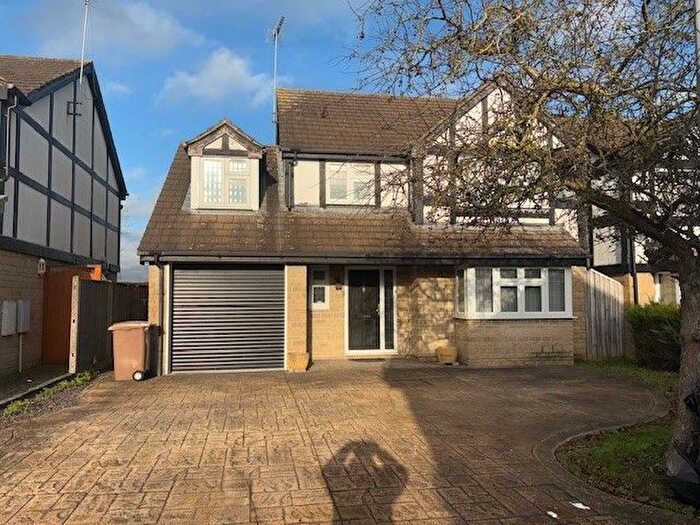 4 Bedroom Detached House To Rent In Burford Close, LU3