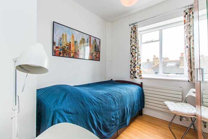2 Bedroom Flat For Sale In Balham Hill, Balham, London, SW12