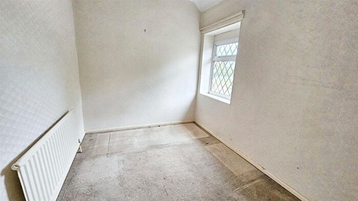 3 Bedroom Semi-detached House For Sale In Dakyn Road, Leicester, LE5