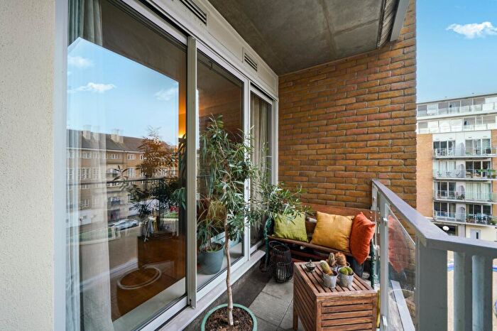 2 Bedroom Flat To Rent In Narrow Street, Limehouse, E14