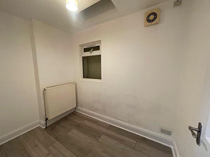 2 Bedroom Flat To Rent In Green Drive, Southall, UB1