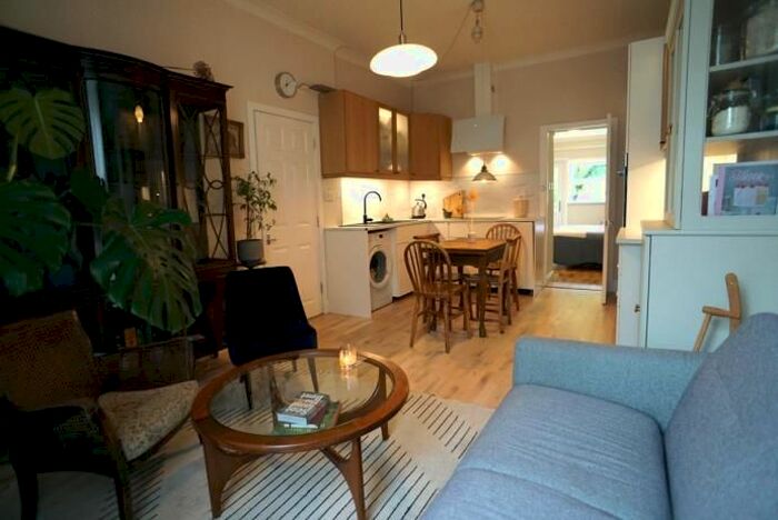 2 Bedroom Flat To Rent In Cochrane Street, Kilbirnie, KA25