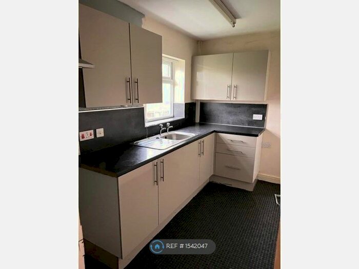 2 Bedroom Flat To Rent In Woodchurch, Merseyside, CH49