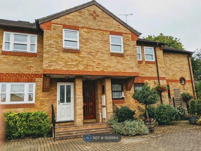 2 Bedroom Flat To Rent In Fawcett Road, Windsor, SL4