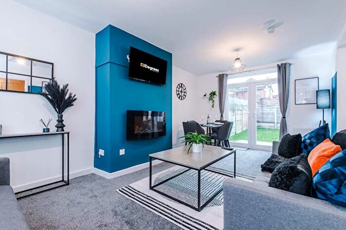 3 Bedroom Flat To Rent In Borough Of Tameside, M43