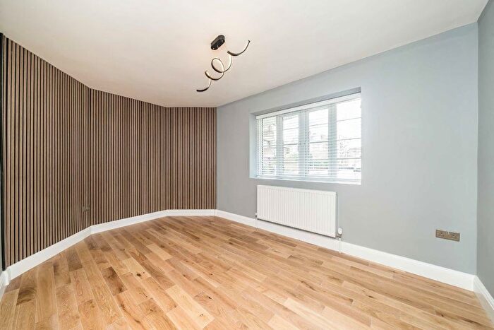 3 Bedroom Flat For Sale In The Limes, Limes Gardens, SW18