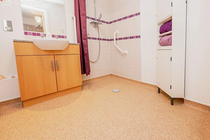 1 Bedroom Flat For Sale In Darwin Avenue, Worcester, WR5