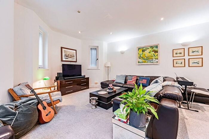2 Bedroom Flat To Rent In Nevern Mansions, Earls Court, London, SW5