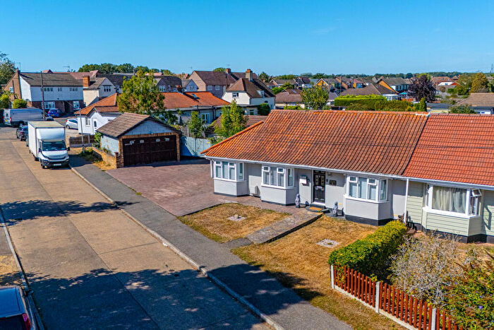 3 Bedroom Semi-Detached Bungalow For Sale In Kings Crescent, Basildon, SS15