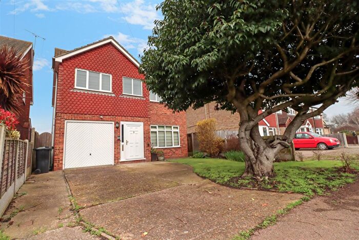 4 Bedroom Detached House For Sale In Park Drive, Wickford, SS12