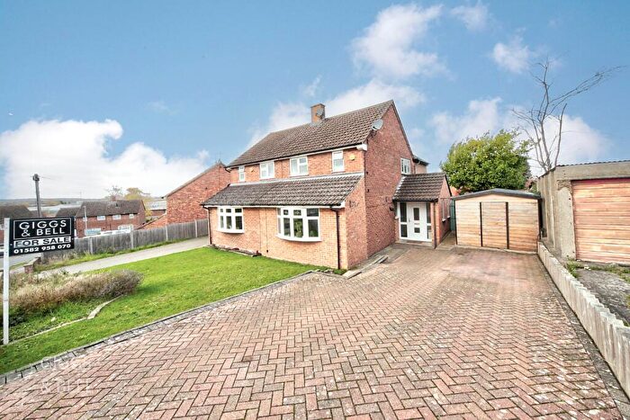 3 Bedroom Semi Detached House For Sale In Redwood Drive, Luton, Bedfordshire, LU3