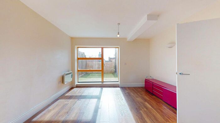 2 Bedroom Flat To Rent In Chingford Mount Road, London, E4