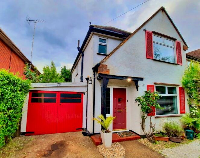 3 Bedroom Detached House To Rent In West Byfleet, KT14