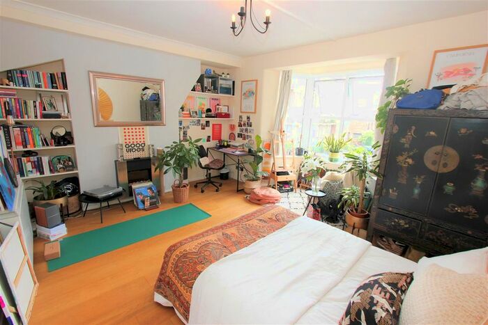 2 Bedroom Flat To Rent In Milk Yard, London, E1W