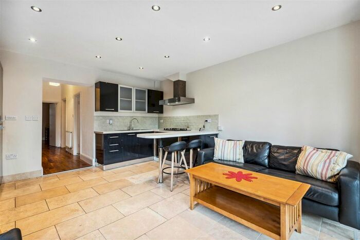 2 Bedroom Flat To Rent In Stockwell Avenue, Stockwell, SW9