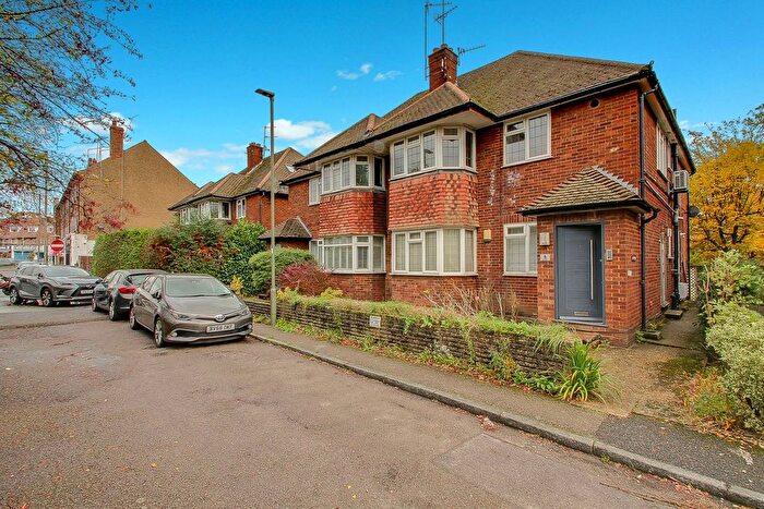 3 Bedroom Maisonette For Sale In Holders Hill Road, Mill Hill, NW7