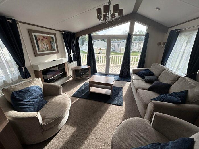 2 Bedroom Park Home For Sale In Hoburne Cotswold, GL7