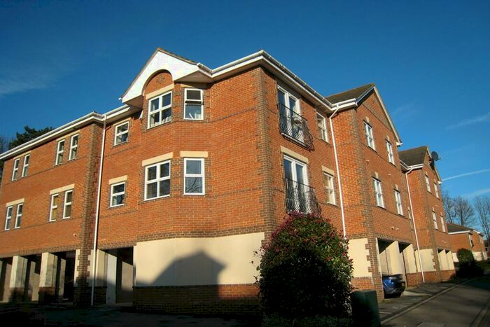 2 Bedroom Apartment To Rent In Regent Court, RG21