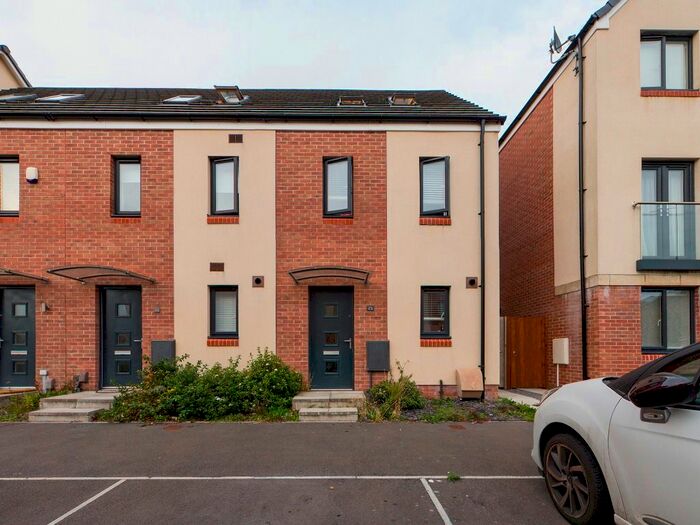 3 Bedroom Town House To Rent In Golwg Y Garreg Wen, Swansea, SA1
