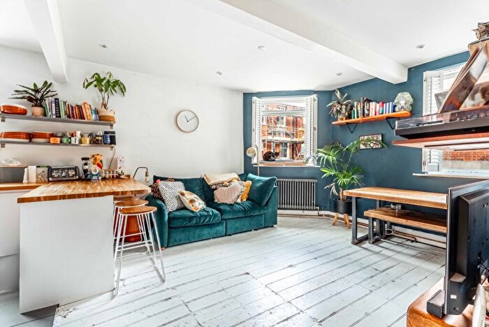 3 Bedroom Maisonette For Sale In Bedford Road, St. Albans, Hertfordshire, AL1