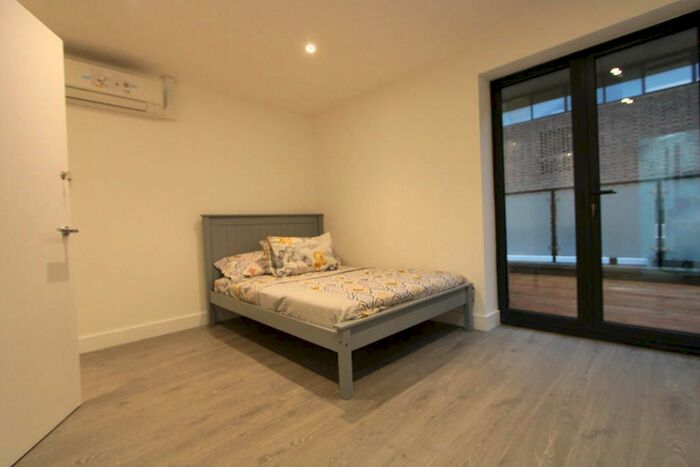 3 Bedroom Flat To Rent In Parkgate Road, Battersea, SW11