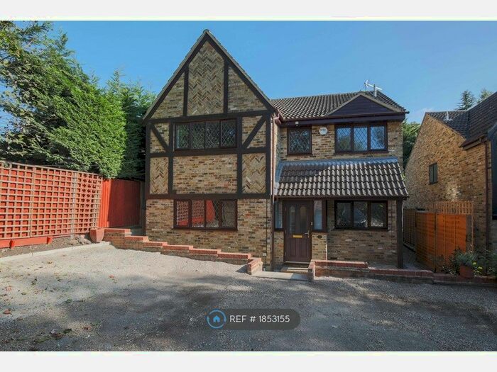 4 Bedroom Detached House To Rent In Underhill Close, Maidenhead, SL6