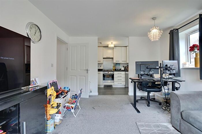 2 Bedroom Flat For Sale In Vancouver Avenue, Waterlooville, PO7
