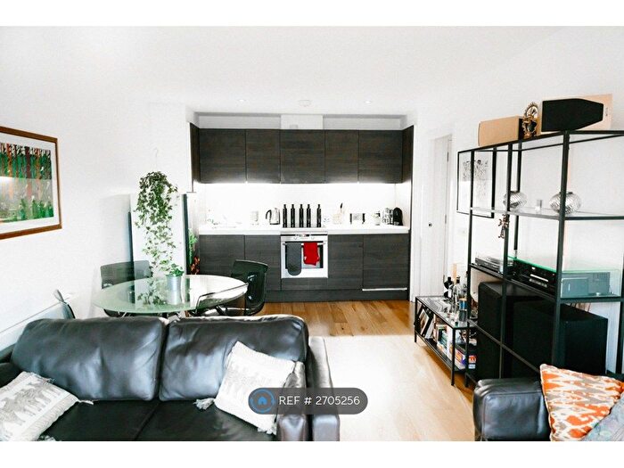 2 Bedroom Flat To Rent In Crampton Street, London, SE17