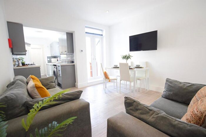 6 Bedroom Terraced House To Rent In Kirkby Street - Student House - /, LN5