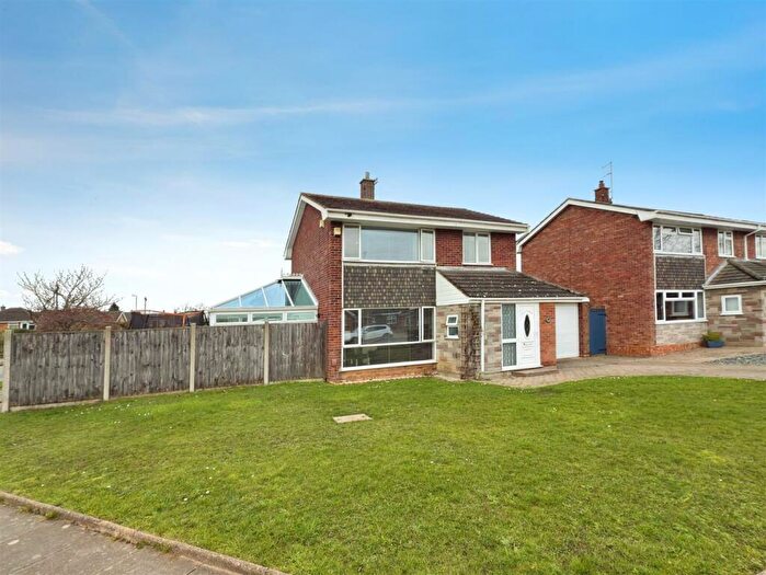 3 Bedroom Detached House For Sale In Orwell Drive, Oulton Broad, Lowestoft, Suffolk, NR32