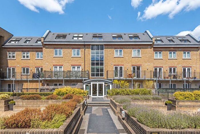 2 Bedroom Flat To Rent In Garratt Lane, London, SW18