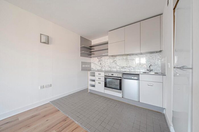 2 Bedroom Flat To Rent In Deals Gateway London, SE13