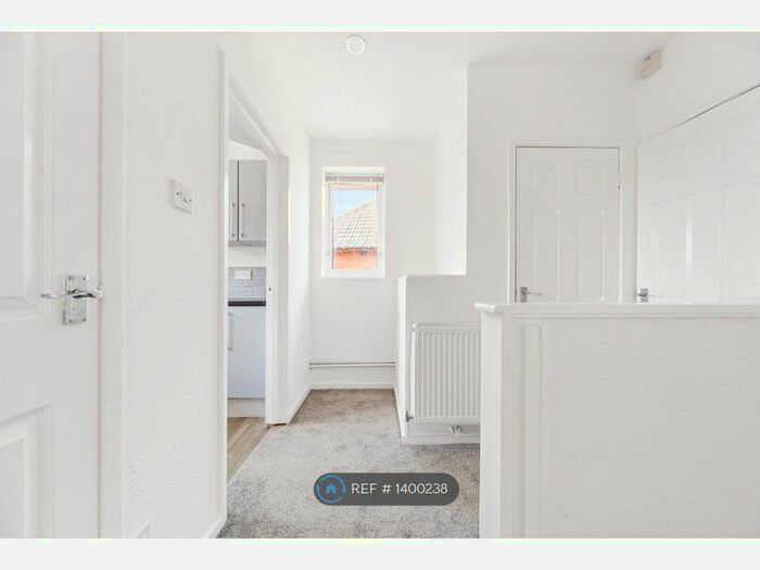 1 Bedroom Flat To Rent In Queenshill Road, Leeds, LS17