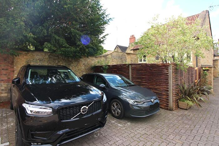 3 Bedroom Barn Conversion To Rent In Albion Street, OX7