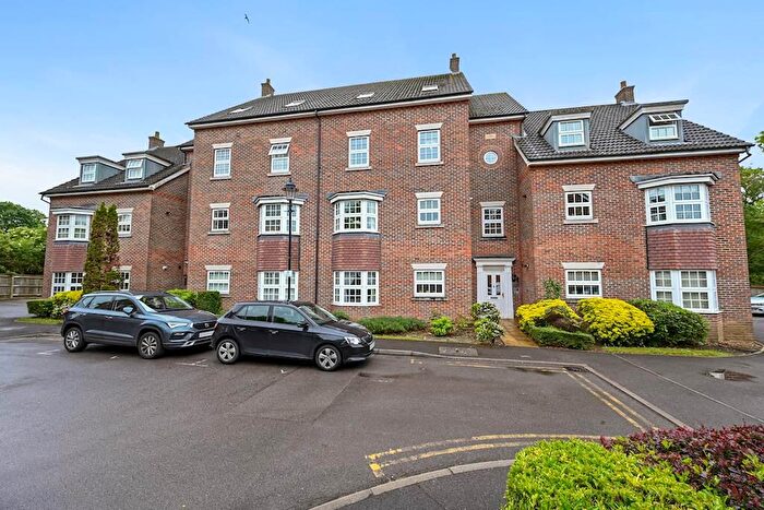 2 Bedroom Flat For Sale In De Soissons Close, Welwyn Garden City, Hertfordshire, AL8
