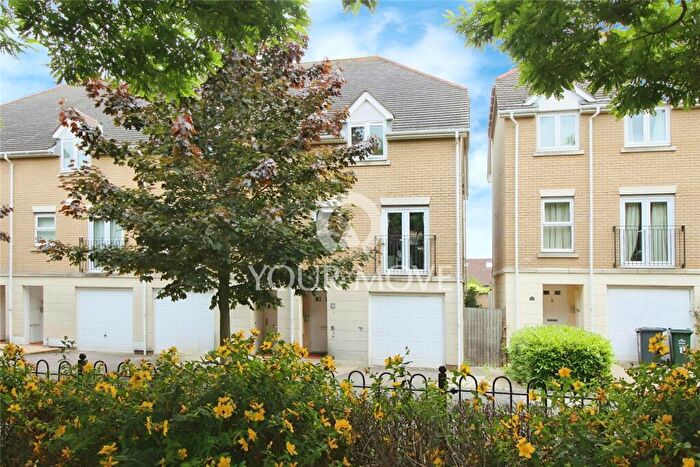 4 Bedroom Semi-Detached House To Rent In Cochrane Drive, Dartford, DA1